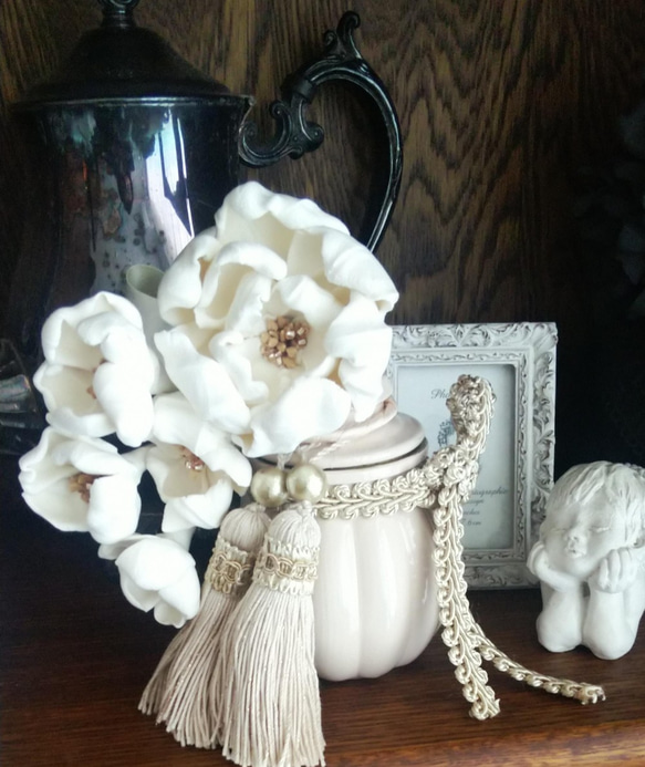 1寸サイズ シャビーシック 白い花のペーパークレイ & ベージュの壺 インテリア骨壺　手元供養用 4枚目の画像