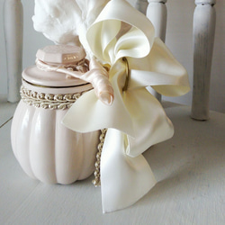 1寸サイズ シャビーシック 白い花のペーパークレイ & ベージュの壺 インテリア骨壺　手元供養用 6枚目の画像