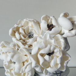 2寸サイズ 白い花のペーパークレイ + 白い壺 インテリア骨壺　手元供養用　メモリアルボトル 3枚目の画像