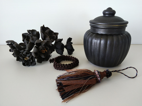 3寸サイズ ペーパークレイアートの墨色花束 & 黒の壺　インテリア 骨壺　手元供養 2枚目の画像