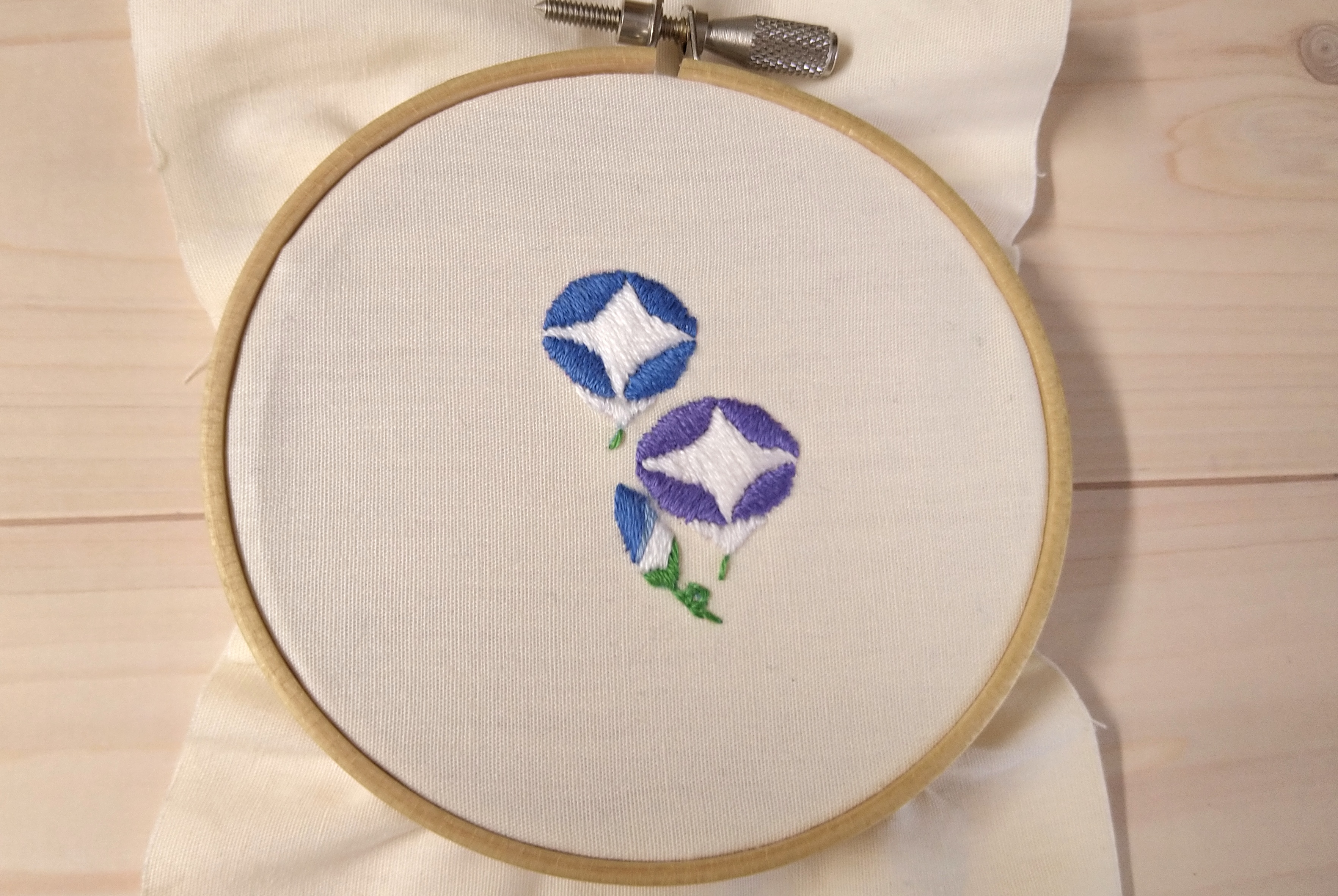 珍しい刺繍絵です。(顔料を使用して手描きではない)