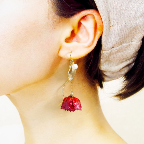 ドライフラワーピアス&イヤリング｜一輪の薔薇と螺旋/レッド ピアス 