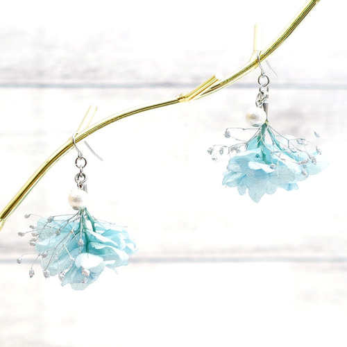ドライフラワーピアスorイヤリング：紫陽花とかすみ草のミックス：水色