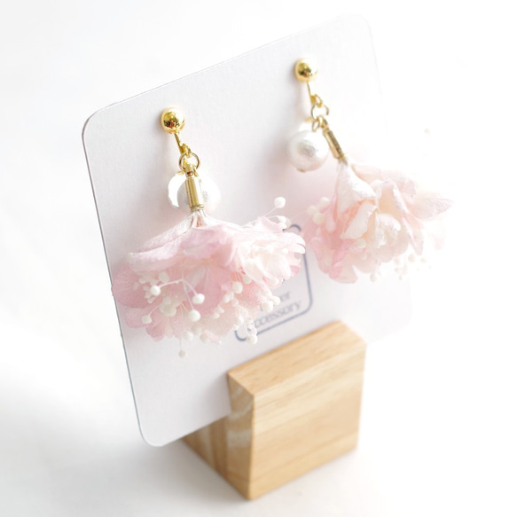 ドライフラワーイヤリングorピアス：紫陽花とかすみ草のミックス：桜色 3枚目の画像