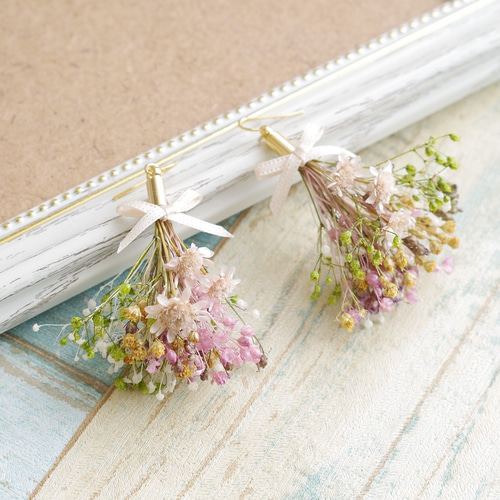 ドライフラワーピアスorイヤリング：かすみ草の花束シリーズ：ピンクと 