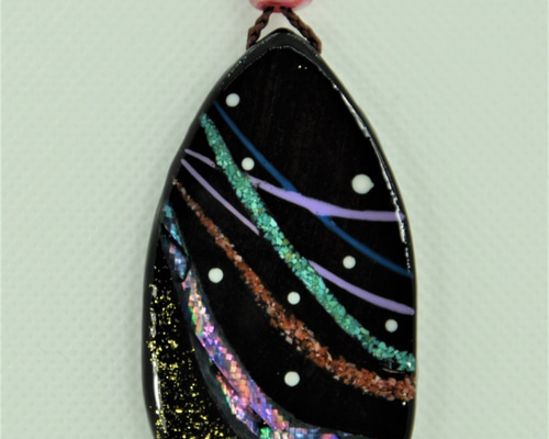 風の舞:黒檀・レジンでできた蒔絵風ペンダント:売約済み 風の舞:黒檀・レジンでできた蒔絵風ペンダント:売約済み