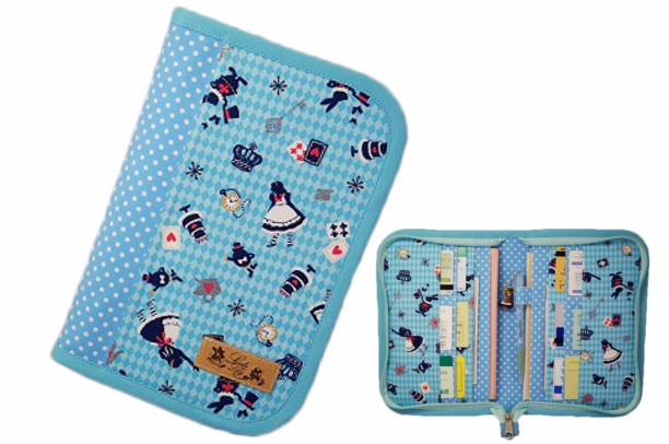 母子手帳ケース M ラウンドファスナータイプ アリス柄 ブルー （B6サイズの母子手帳に対応）　☆２人分収納可能☆