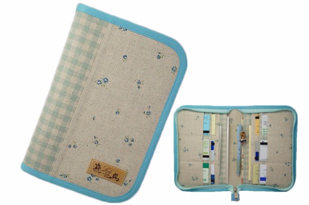 母子手帳ケース M ラウンドファスナータイプ 小花柄 ブルー （B6サイズの母子手帳に対応）　☆２人分収納可能☆