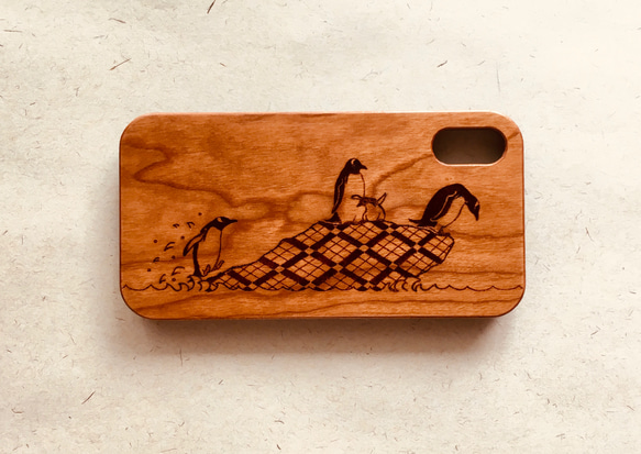 ペンギン親子 木製iPhoneケース[ソフトTPUタイプ]＊ウッドバーニング＊(受注制作) 1枚目の画像