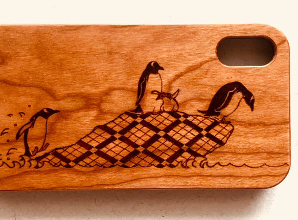 ペンギン親子 木製iPhoneケース[ソフトTPUタイプ]＊ウッドバーニング＊(受注制作) 2枚目の画像