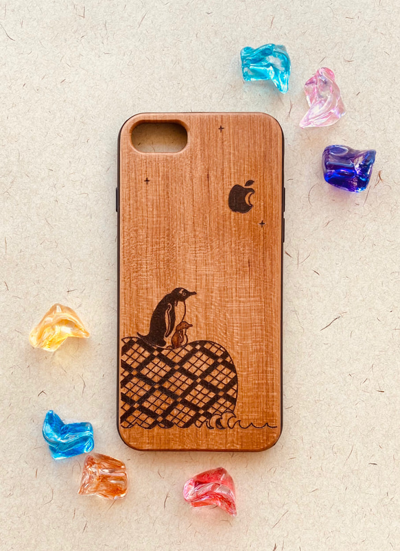 ペンギン親子 木製iPhoneケース[ソフトTPUタイプ]＊ウッドバーニング＊(受注制作) 1枚目の画像