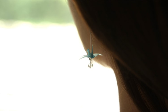 本美濃紙のジュエリー／OrigamiJewelry　「tsuru」　みずいろ　　ピアスorイヤリング 3枚目の画像