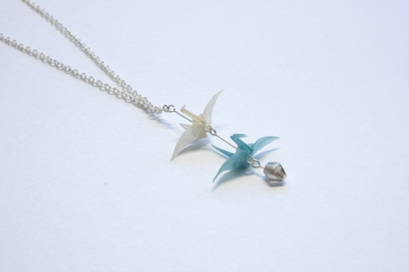 本美濃紙のジュエリー／OrigamiJewelry　「tsuru」　きなりいろ　みずいろ　　ネックレス 3枚目の画像