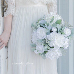 ホワイト×シルバーグリーン ピュアクラッチブーケ〜natural taste wedding dress〜 2枚目の画像