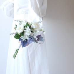 ホワイトローズとブルーのベリーのブライズメイドブーケ〜wedding bouquet 〜 2枚目の画像