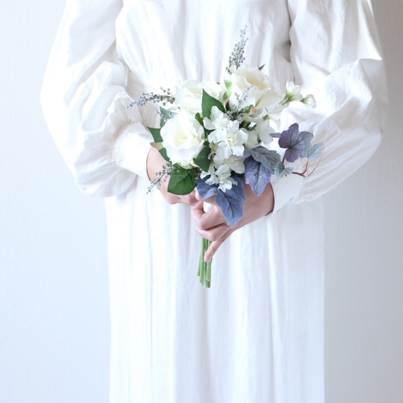ホワイトローズとブルーのベリーのブライズメイドブーケ〜wedding bouquet 〜 4枚目の画像