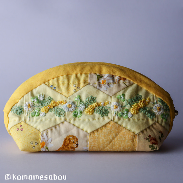 花刺繍ポーチ✿六角パッチワークとミモザ&マーガレット、しろつめ草刺繍✿ 1枚目の画像