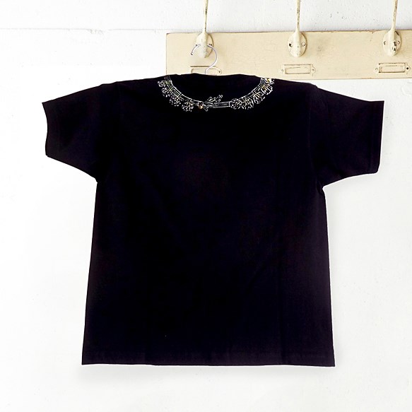 【送料無料】シロツメ草のネックレスTシャツ（ブラック） 3枚目の画像