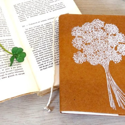 【再販】シロツメ草花束柄を手刷りした、ブックカバー2枚入（ワックスペーパー） 1枚目の画像
