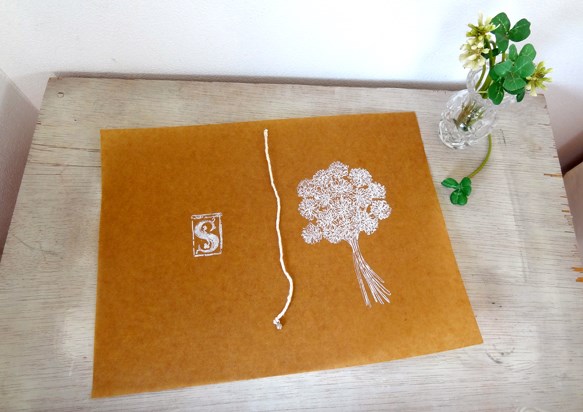 【再販】シロツメ草花束柄を手刷りした、ブックカバー2枚入（ワックスペーパー） 5枚目の画像