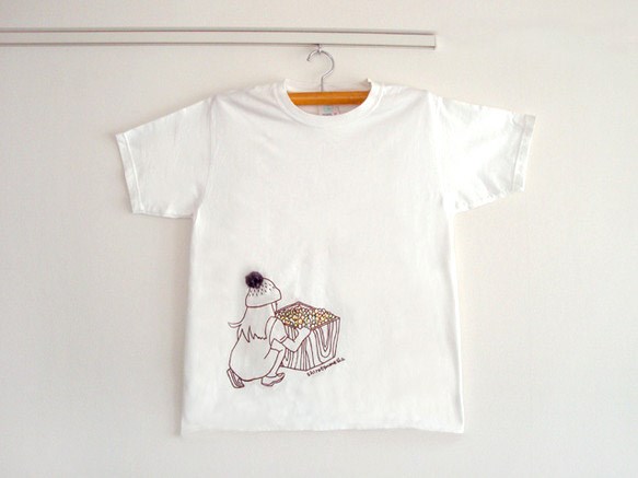 シロツメ草を摘む女の子Tシャツ（MENS/ホワイト) 1枚目の画像