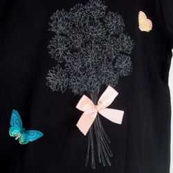 【送料無料・再販】シロツメ草の花束Tシャツ(黒) 2枚目の画像