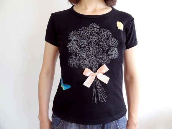 【送料無料・再販】シロツメ草の花束Tシャツ(黒) 3枚目の画像