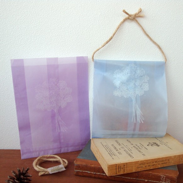 シロツメ草花束柄 カラーペーパー袋（紐付き・2枚入） 1枚目の画像