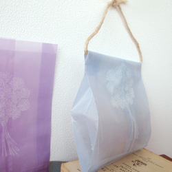 シロツメ草花束柄 カラーペーパー袋（紐付き・2枚入） 2枚目の画像