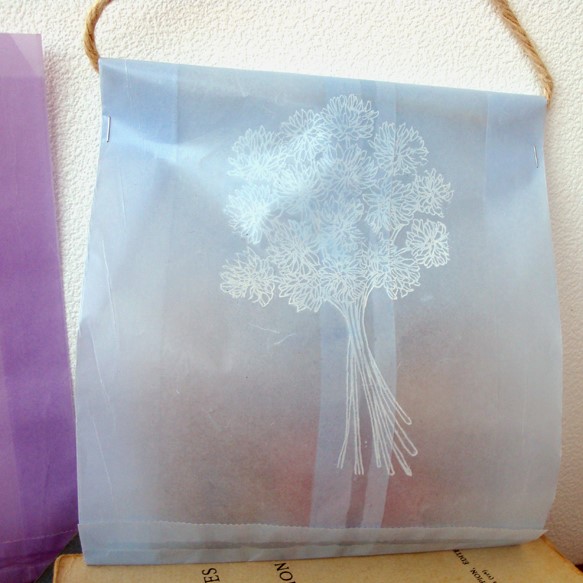 シロツメ草花束柄 カラーペーパー袋（紐付き・2枚入） 3枚目の画像
