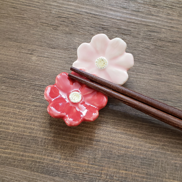 秋桜箸置き【赤】(金彩) 2枚目の画像