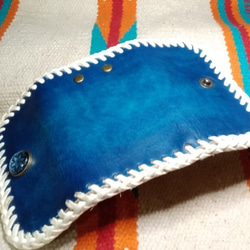 【送料無料】手染めレザーキーケース　ヌメ革仕様　青　ブルー　飾り　ボタン　かがり縫い　 2枚目の画像