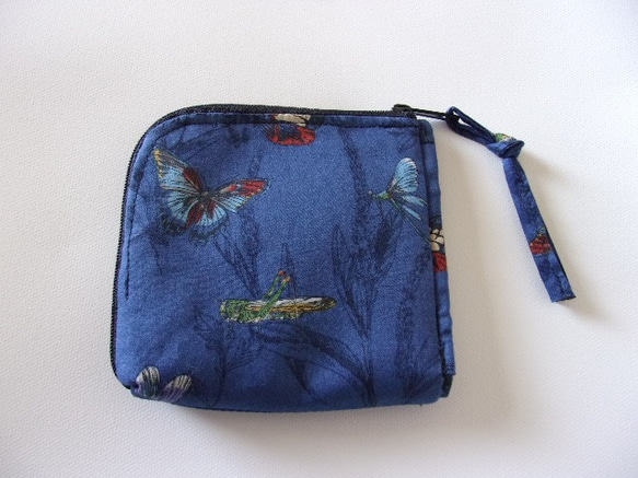 草花と昆虫柄のL字ファスナー財布(紺) 2枚目の画像