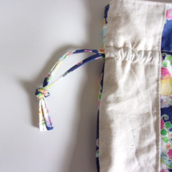 インコと花柄のパッチワーク巾着トートバッグ(ダークブルー／生成り) 5枚目の画像