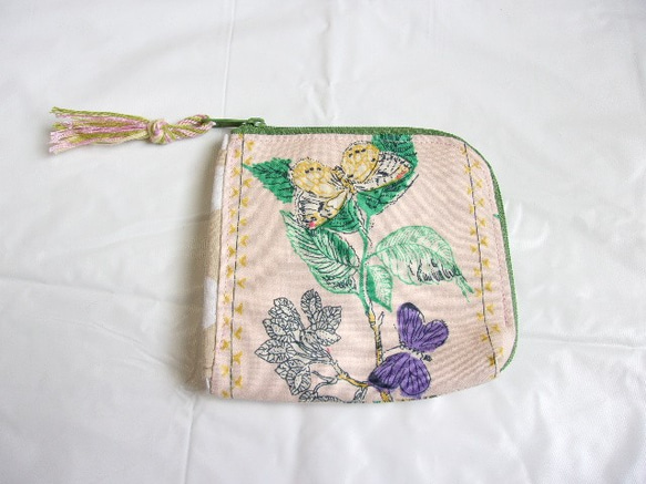 手書き風蝶と花柄のL字ファスナー財布（オレンジピンク） 1枚目の画像