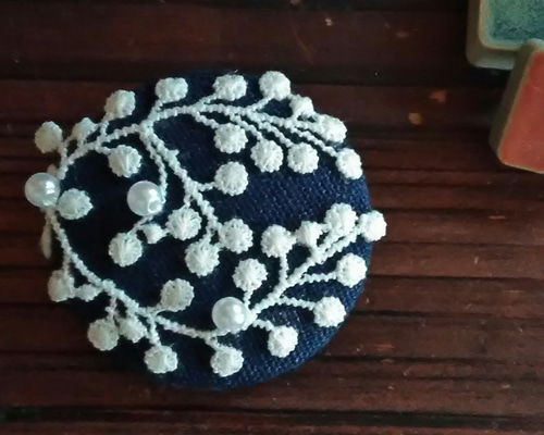 ミナペルホネン　ブローチ　枝に木の実 101852a7ccee33d214965744e31a37