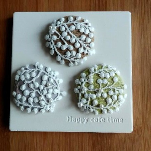 ミナペルホネン forest parade風レースのブローチ 木の実のブローチ  