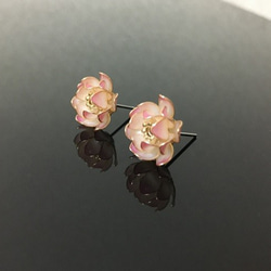 開いてゆく蓮の花のピアス【 ピンク 】 2枚目の画像