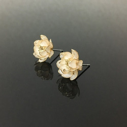 開いてゆく蓮の花のピアス【 白 】 2枚目の画像