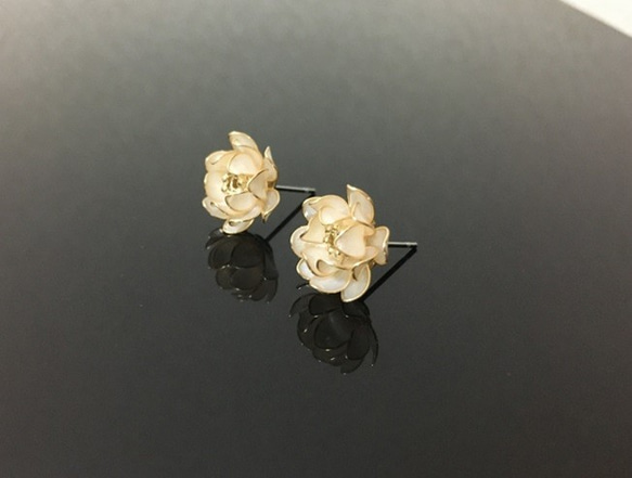 開いてゆく蓮の花のピアス【 白 】 2枚目の画像