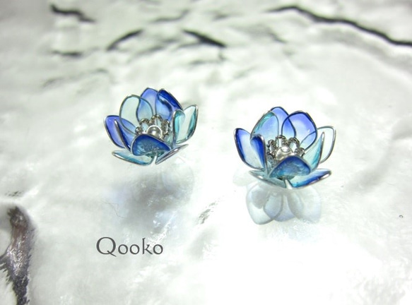 翡翠のピアス 蓮の花の透かし彫り