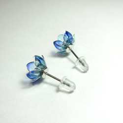 蓮の花のピアス　【 水彩・青 】 2枚目の画像