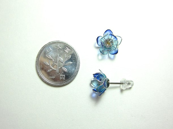 蓮の花のピアス　【 水彩・青 】 3枚目の画像