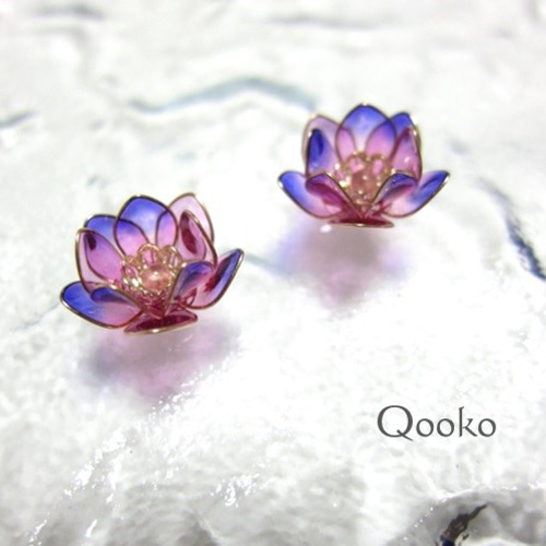 蓮の花のピアス 【 水彩・紫 】 ピアス（スタッド・一粒） Qooko