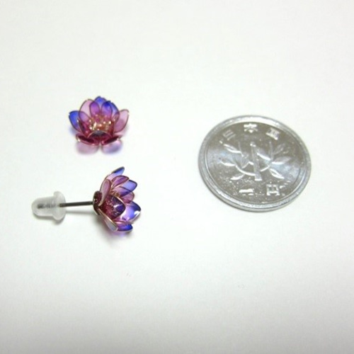 蓮の花のピアス 【 水彩・紫 】 ピアス（スタッド・一粒） Qooko