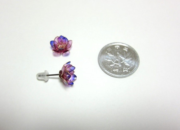 蓮の花のピアス　【 水彩・紫 】 3枚目の画像