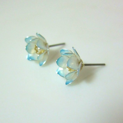 蓮の花のピアス 【 水色 】 ピアス（スタッド・一粒） Qooko