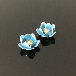 陶器のような蓮の花のピアス【薄藍色】 1枚目の画像