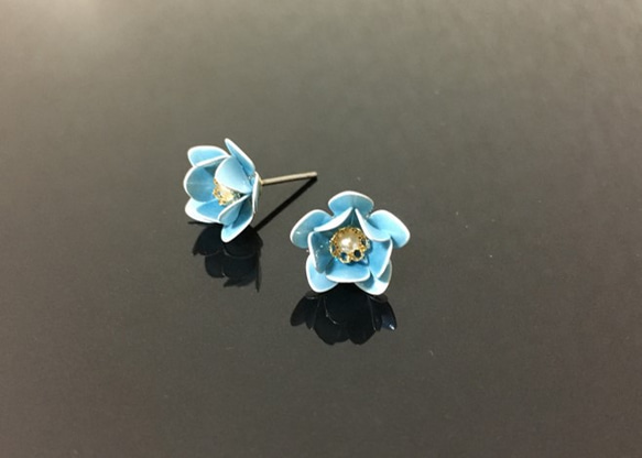 陶器のような蓮の花のピアス【薄藍色】 2枚目の画像