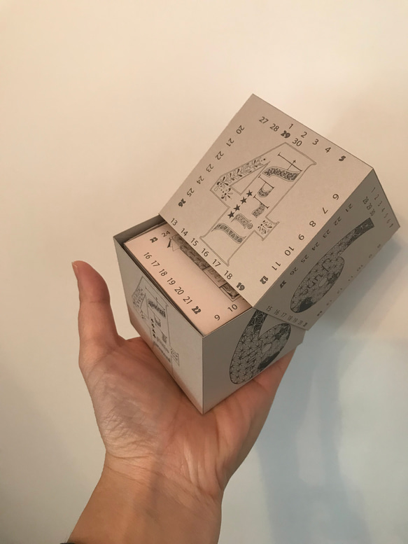 サイコロ型　入れ子の箱　2020カレンダー　ベージュ 6枚目の画像